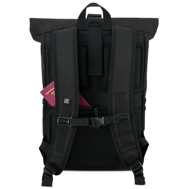 Rückseite des schwarzen Rolltop Rucksacks No 4 mit gepolsterten, verstellbaren Trägern und einem burgunderfarbenen Reisepass in der Seitentasche