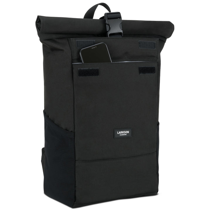 Schwarzer LARKSON Rolltop Rucksack No 4 mit Fronttasche, darin ein Smartphone