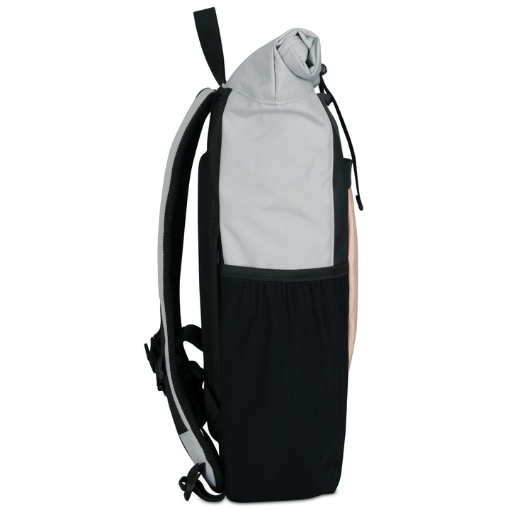 Seitenansicht des Rolltop Rucksack No 2 in Grau und Schwarz mit gerolltem Verschluss und elastischer Seitentasche