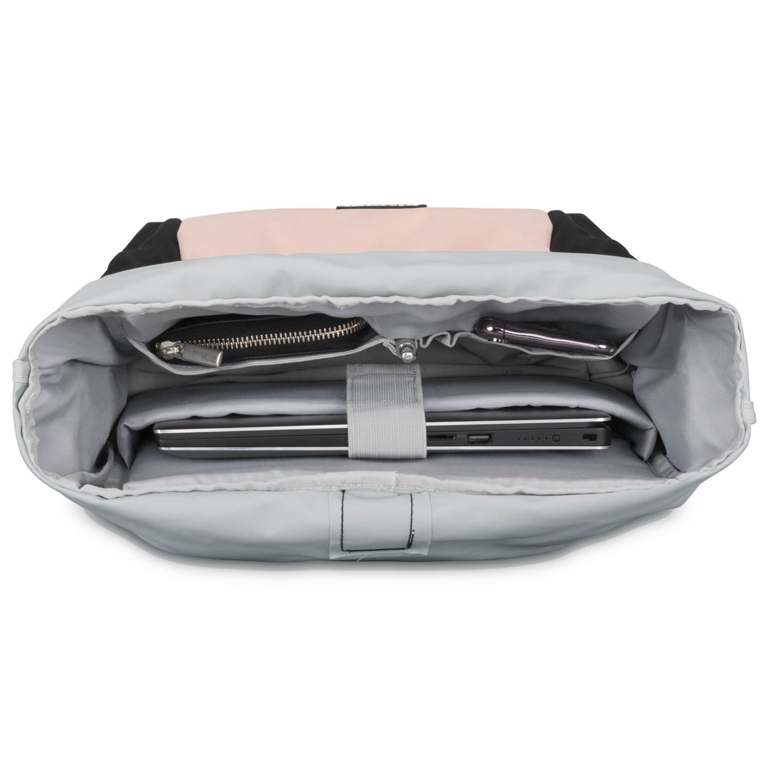 Rolltop Rucksack No 2 mit geöffnetem Hauptfach, Laptopfach hält einen Laptop, zusätzliche Fächer mit einem Portemonnaie und Smartphone