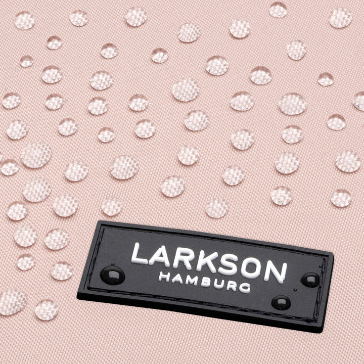 Wasserabweisender Stoff mit Wassertropfen und schwarzem LARKSON Hamburg Markenlabel