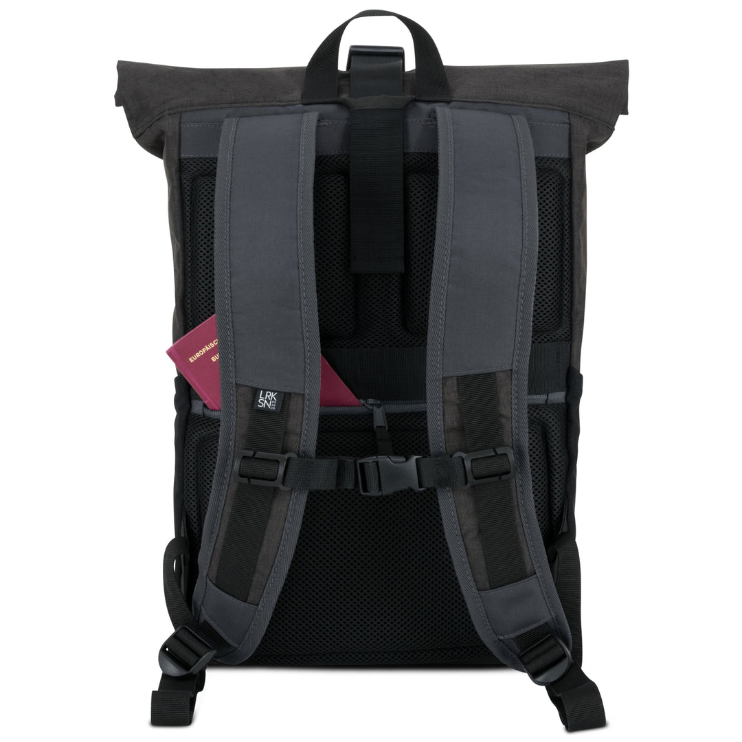 Rückenansicht des Rolltop Rucksack No 4 mit gepolsterten Trägern und einem roten Reisepass in seitlicher Tasche