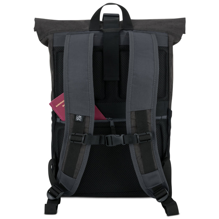 Rückenansicht des Rolltop Rucksack No 4 mit gepolsterten Trägern und einem roten Reisepass in seitlicher Tasche