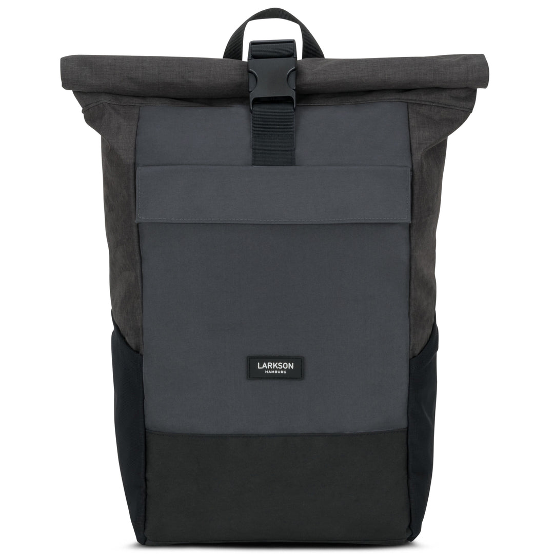 Schwarzer Rolltop Rucksack No 4 von LARKSON mit Fronttasche und Klickverschluss