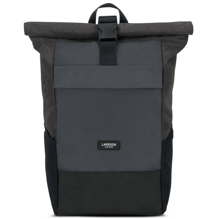Schwarzer Rolltop Rucksack No 4 von LARKSON mit Fronttasche und Klickverschluss