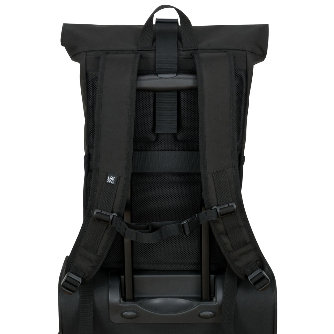 Schwarzer Rolltop Rucksack No 4 von LARKSON, Rückenansicht mit gepolsterten Trägern und Befestigung an Trolley-Griff