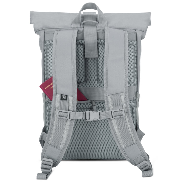 Hellgrauer Rolltop Rucksack No 4 von LARKSON mit gepolsterten Schulterriemen und Netzrücken, Reisepassfach