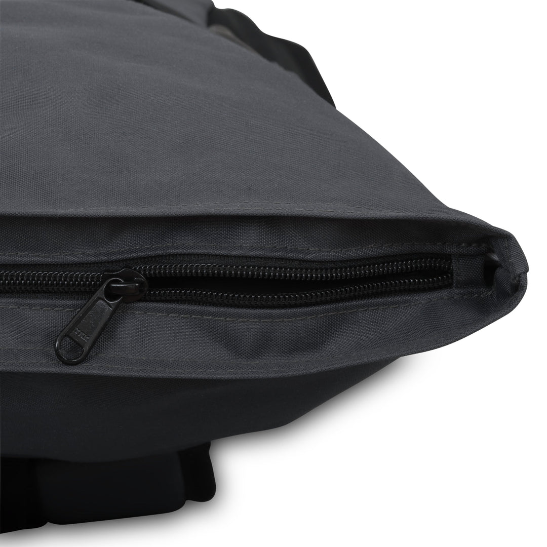 Schwarzer Rolltop Rucksack No 2 mit sichtbarem Reißverschluss an der Oberseite aus robustem Material