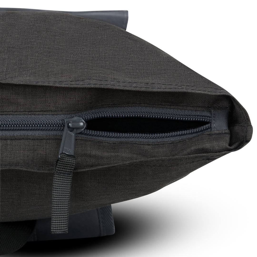 Reißverschluss am Rolltop Rucksack No 4 aus dunklem Stoff mit Trageschlaufe