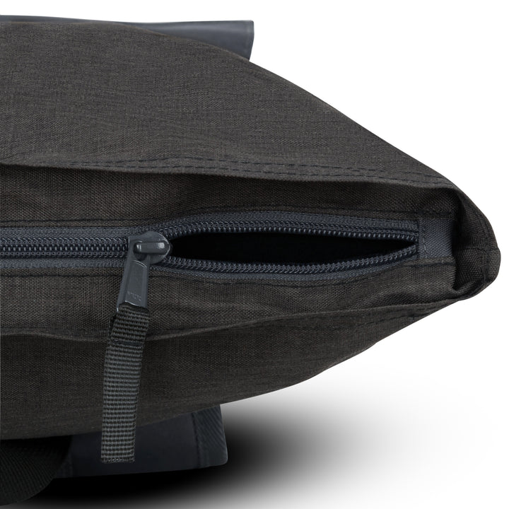 Reißverschluss am Rolltop Rucksack No 4 aus dunklem Stoff mit Trageschlaufe
