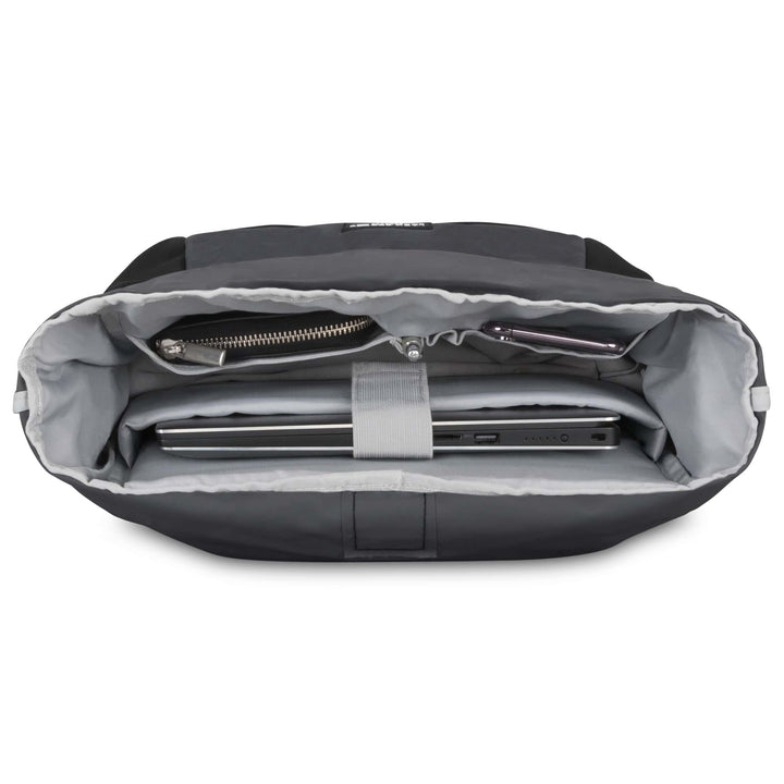 Innenansicht des Rolltop Rucksack No 2 zeigt Laptopfach mit Laptop, Reißverschlusstasche und Steckfach für Smartphone