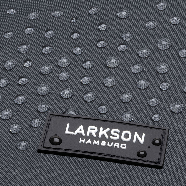 Nahaufnahme eines anthrazitfarbenen LARKSON Rolltop Rucksacks mit wasserabweisendem Material und Wassertropfen