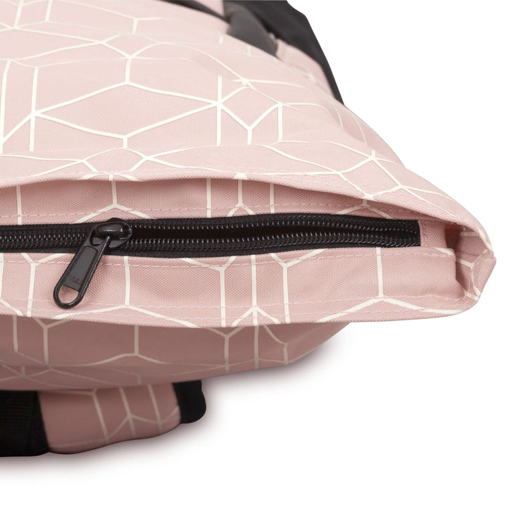 Großaufnahme des Reißverschlusses eines Rolltop Rucksack No 2 mit geometrischem Muster in Rosa und Weiß