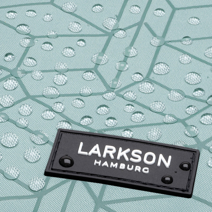 Nahaufnahme von mintgrünem wasserdichtem Stoff mit 'LARKSON HAMBURG' Logo und Wassertröpfchen