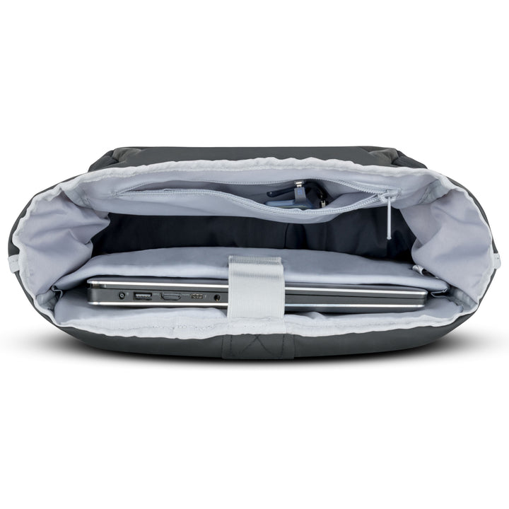 Geöffneter LARKSON Rolltop Rucksack No 4 mit gepolstertem Laptopfach und eingestecktem silbernem Laptop