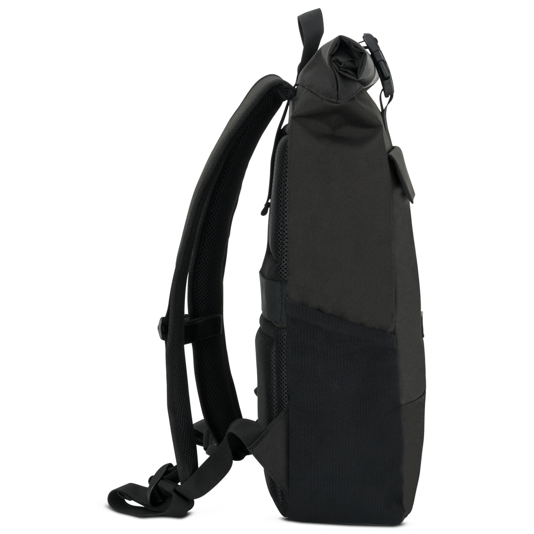 Schwarzer Rolltop Rucksack No 4 von LARKSON, seitliche Ansicht mit gepolsterten Schultergurten und Netzfach
