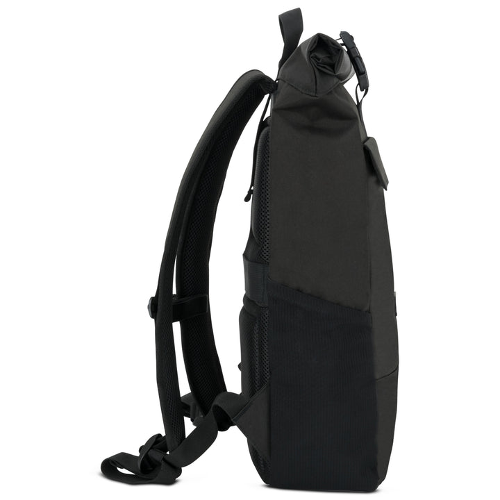 Schwarzer Rolltop Rucksack No 4 von LARKSON, seitliche Ansicht mit gepolsterten Schultergurten und Netzfach