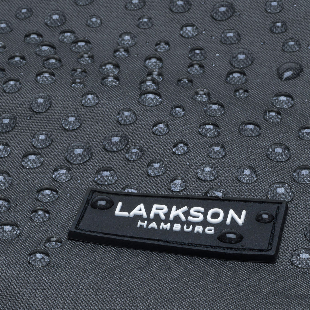 Nahaufnahme von wasserabweisendem Stoff mit Wassertropfen und LARKSON HAMBURG Logo