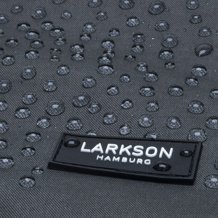 Nahaufnahme von wasserabweisendem Stoff mit Wassertropfen und LARKSON HAMBURG Logo