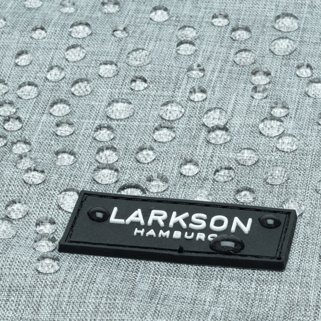 Wasserabweisender hellgrauer Stoff mit schwarzem LARKSON Hamburg Logo und Wassertröpfchen