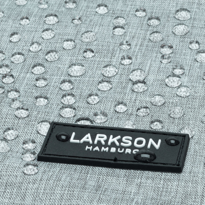 Wasserabweisender hellgrauer Stoff mit schwarzem LARKSON Hamburg Logo und Wassertröpfchen