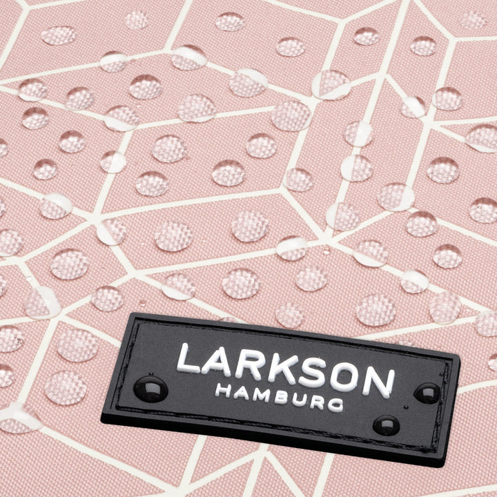 Nahaufnahme des rosa Rolltop Rucksacks No 2 von LARKSON mit wasserabweisendem Material und LARKSON Hamburg Logo