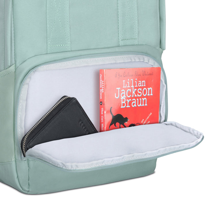 Mintfarbener Rucksack No 6 mit geöffnetem Frontfach und darin rotes Buch und schwarzes Portemonnaie