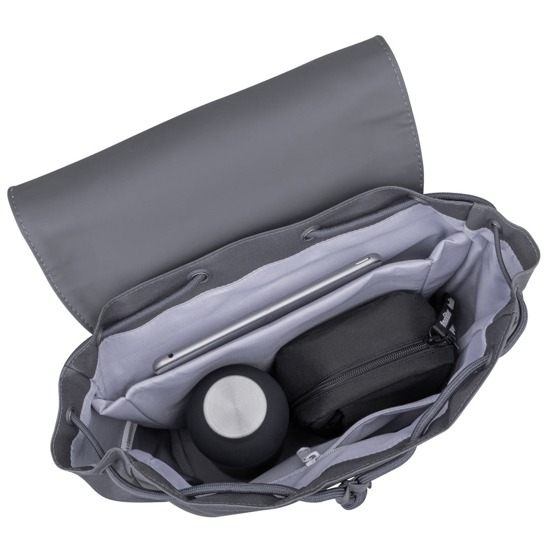 Dunkelgrauer Rucksack Ida von LARKSON mit offenem Hauptfach und Innentaschen, befüllt mit Trinkflasche, Kosmetiktasche und Tablet