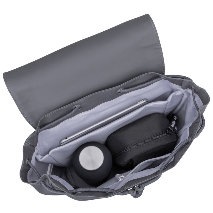 Dunkelgrauer Rucksack Ida von LARKSON mit offenem Hauptfach und Innentaschen, befüllt mit Trinkflasche, Kosmetiktasche und Tablet