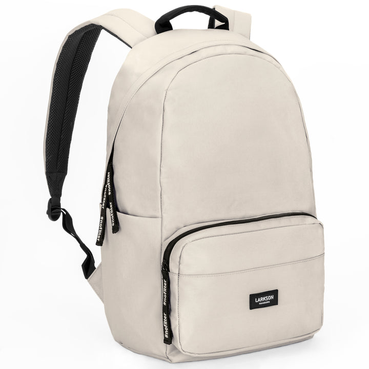 Beiger LARKSON Rucksack No 3 mit schwarzem Reißverschluss und Logo auf der Vorderseite