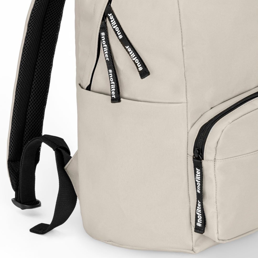 Beiger Rucksack mit mehreren Reißverschlusstaschen und schwarzen Tragegurten, mit #nofilter-Zippern