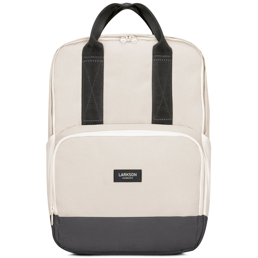 Beiger LARKSON Rucksack No 6 mit grauem Boden, schwarzem Label und schwarzen Tragegriffen