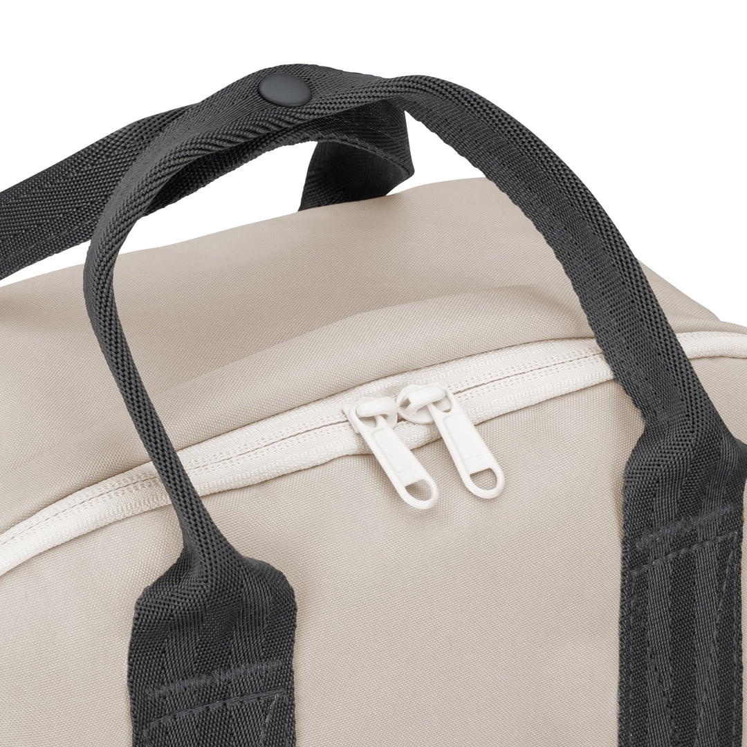 Obere Ansicht des sandgrauen Rucksack No 6 mit schwarzem Tragegriff und weißen Reißverschlüssen