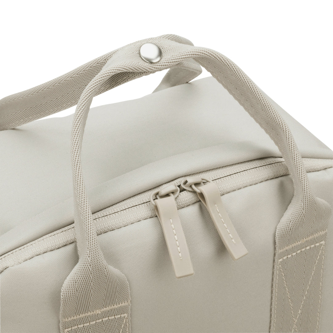 Beiger Rucksack No 6 aus robustem Material mit zwei Reißverschlusszippern und oben befestigten Tragegriffen