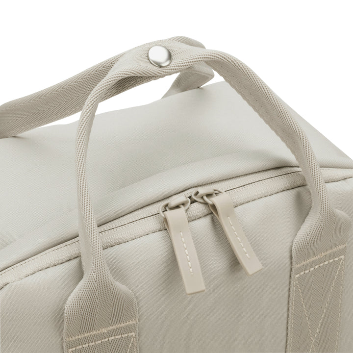 Beiger Rucksack No 6 aus robustem Material mit zwei Reißverschlusszippern und oben befestigten Tragegriffen