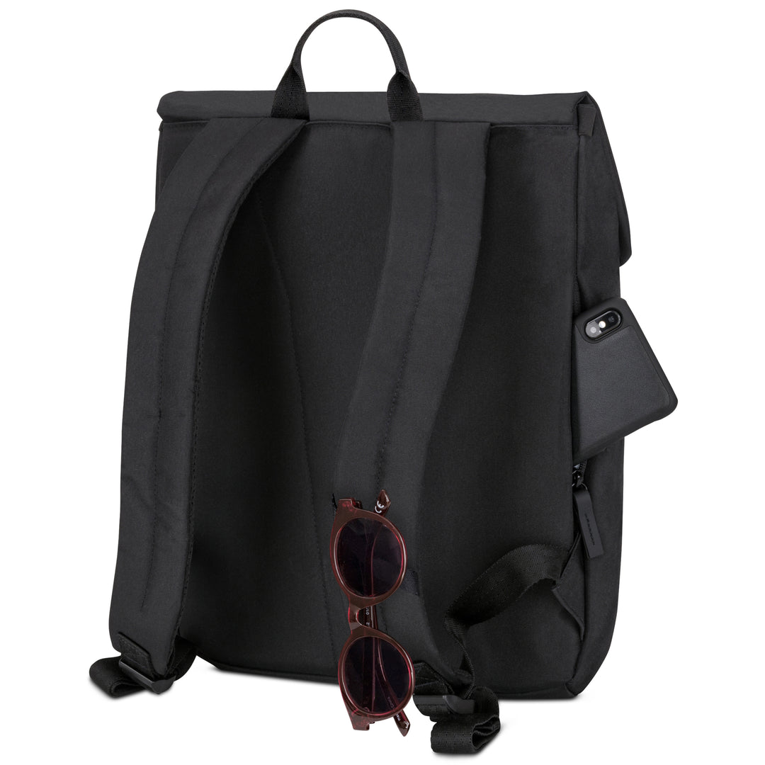 Schwarzer Rucksack Ronja mit gepolsterten Schulterriemen, Handyfach seitlich und Sonnenbrille am Riemen