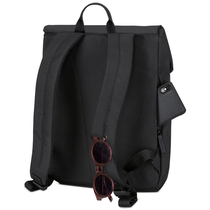Schwarzer Rucksack Ronja mit gepolsterten Schulterriemen, Handyfach seitlich und Sonnenbrille am Riemen