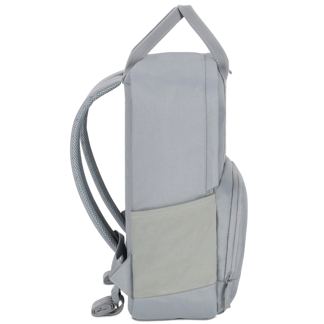 Seitliche Ansicht des grauen Rucksacks No 6 von LARKSON mit gepolsterten Trägern und einer Fronttasche