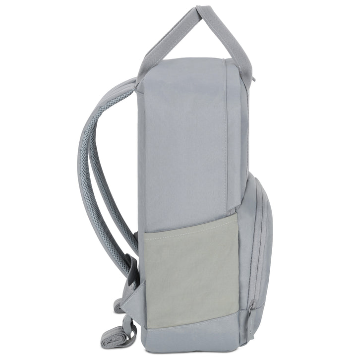 Seitliche Ansicht des grauen Rucksacks No 6 von LARKSON mit gepolsterten Trägern und einer Fronttasche