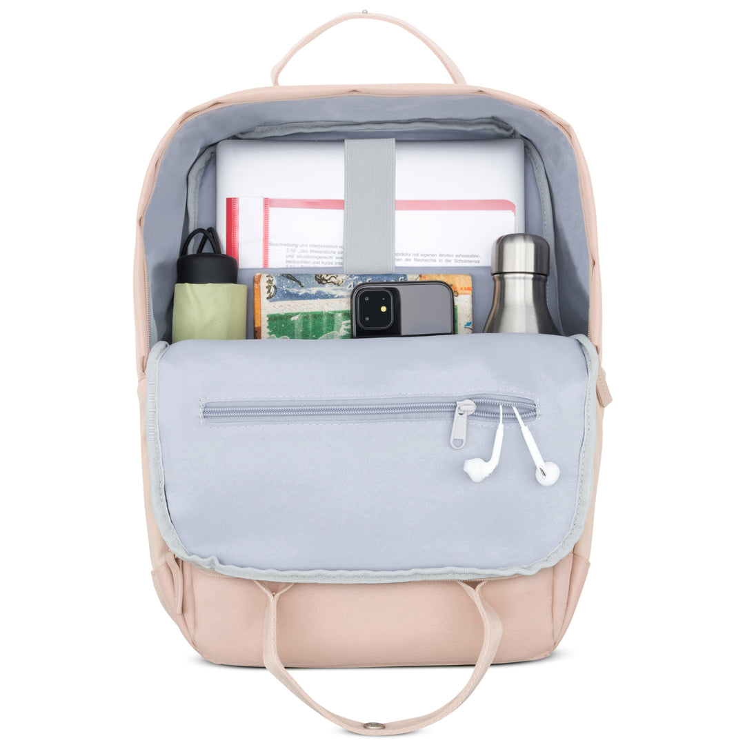 Geöffneter rosa Rucksack No 6 mit Laptop, Flasche, Handy, Kopfhörern und Buch im Inneren