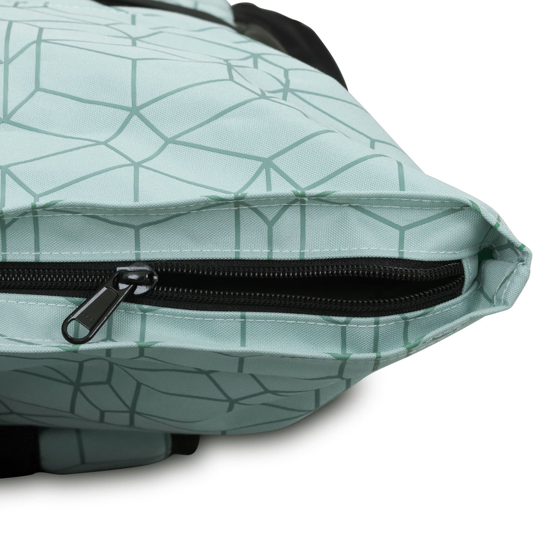 Naht und Reißverschluss an der Unterseite des Rolltop Rucksack No 2 mit geometrischem Muster