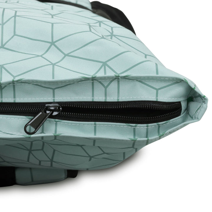 Naht und Reißverschluss an der Unterseite des Rolltop Rucksack No 2 mit geometrischem Muster