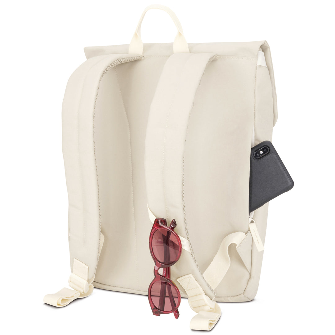 Beiger LARKSON Damenrucksack Ronja mit gepolsterten Schultergurten, Sonnenbrille und schwarzem Smartphone in seitlicher Tasche