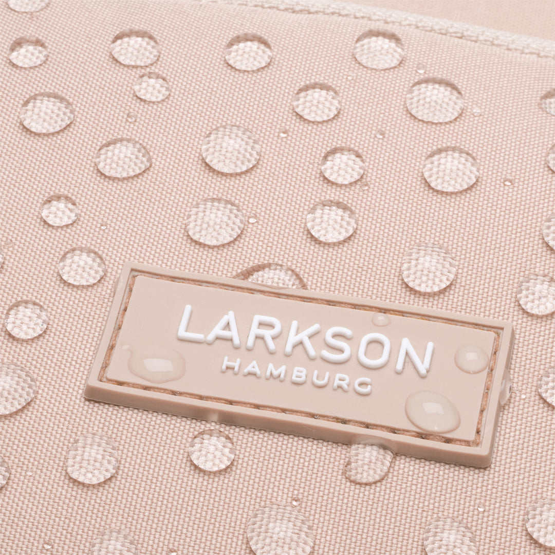 Wasserdichter rosa Rucksackstoff mit LARKSON Hamburg Markenlabel und Wassertropfen