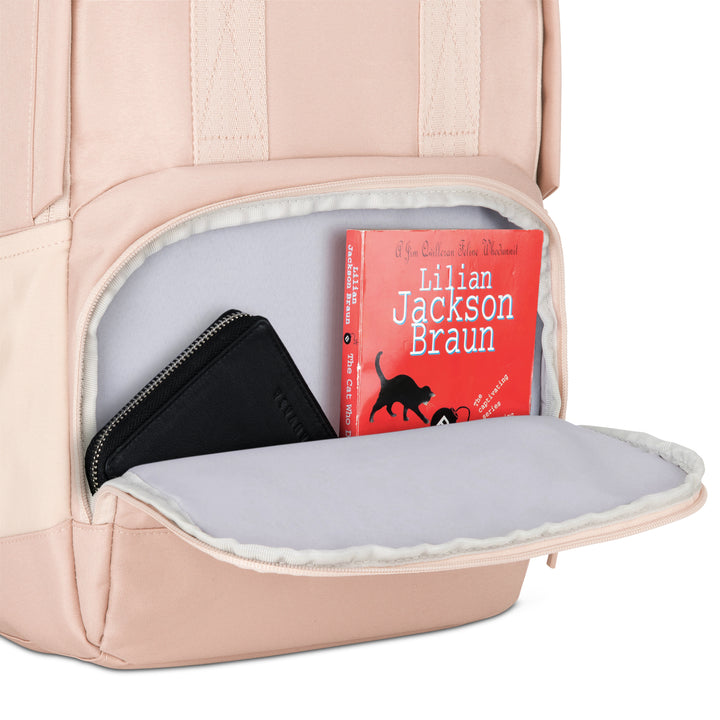 Rucksack No 6 in Rosa mit geöffneter Fronttasche, darin rotes Buch und schwarze Geldbörse