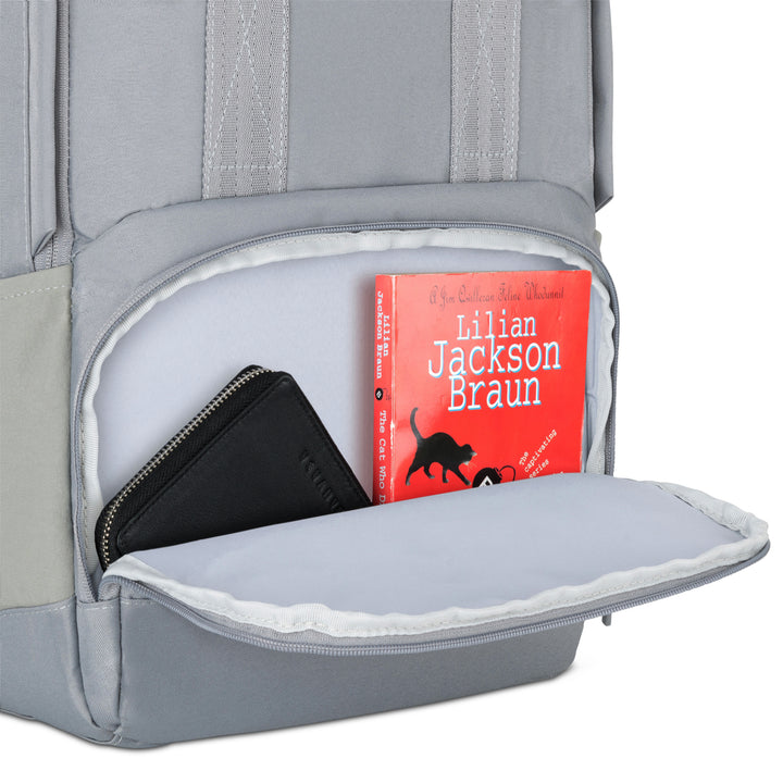 Graue Fronttasche des Rucksack No 6 mit offenem Reißverschluss, darin schwarzes Portemonnaie und Buch mit rotem Einband