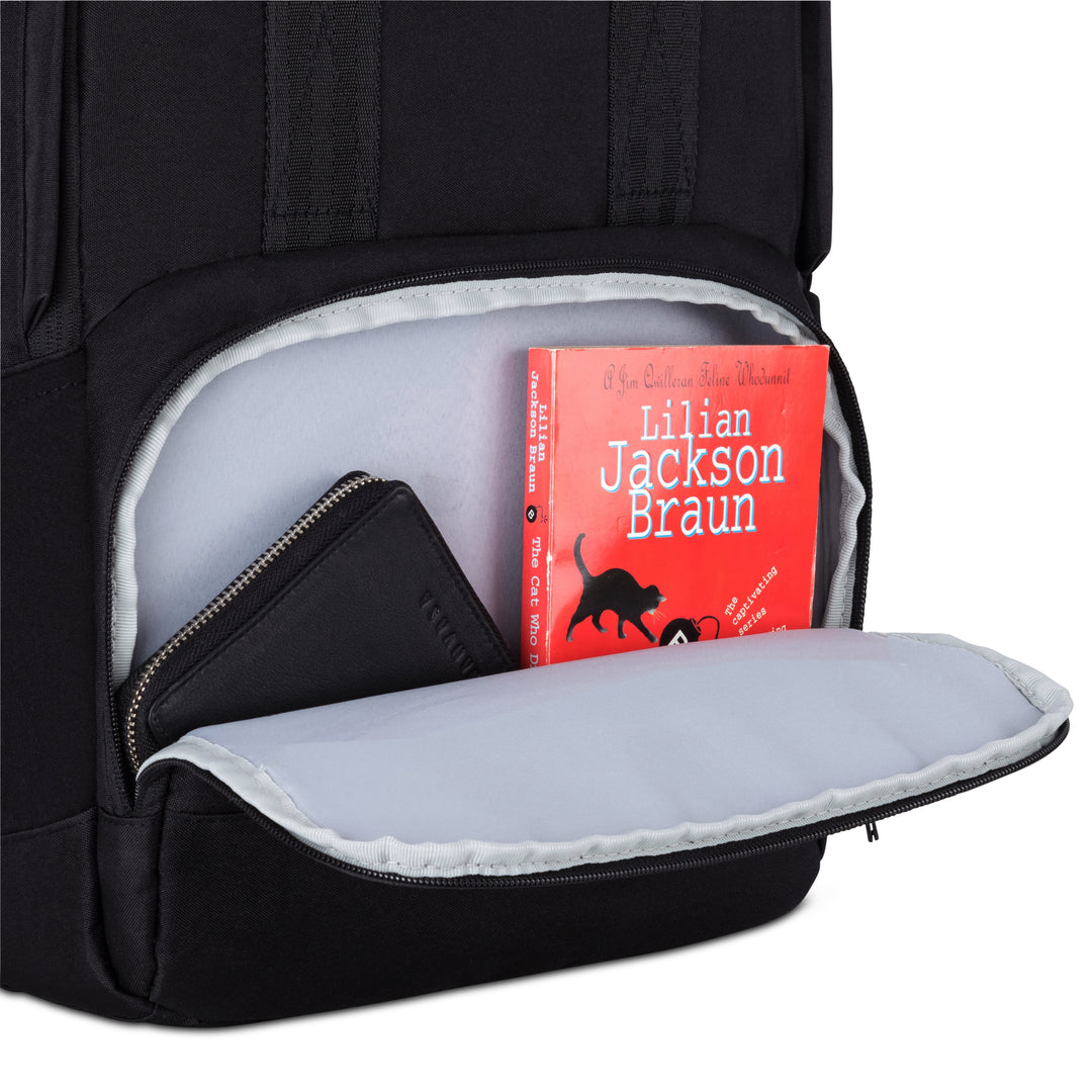 Schwarzer Rucksack No 6 mit geöffneter Fronttasche, darin ein rotes Buch und eine schwarze Geldbörse