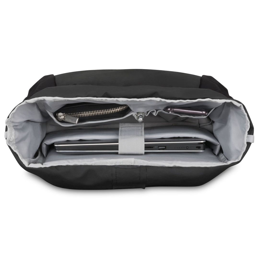 Schwarzer Rolltop Rucksack No 2 mit grauem Innenmaterial, zeigt gepolstertes Laptopfach mit Laptop und Innentaschen mit Schlüsselbund und Smartphone