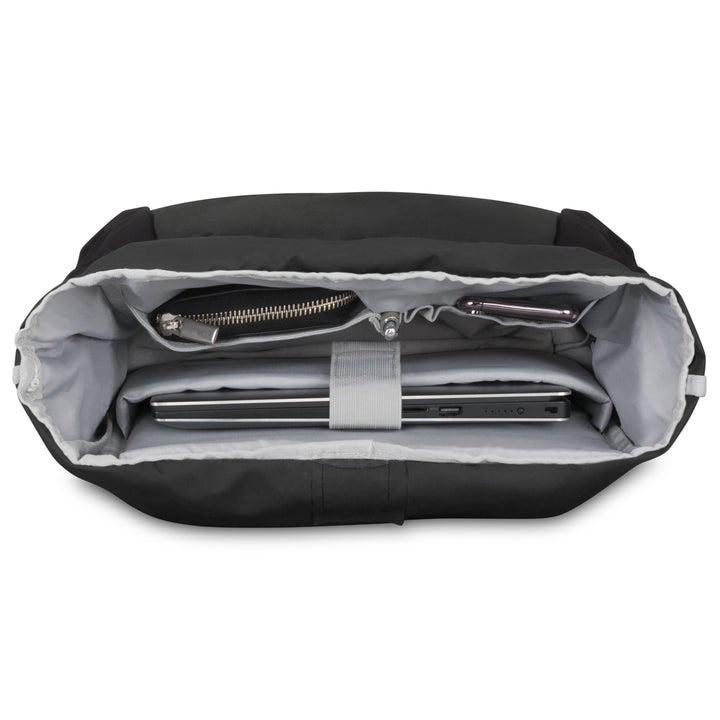 Schwarzer Rolltop Rucksack No 2 mit grauem Innenmaterial, zeigt gepolstertes Laptopfach mit Laptop und Innentaschen mit Schlüsselbund und Smartphone