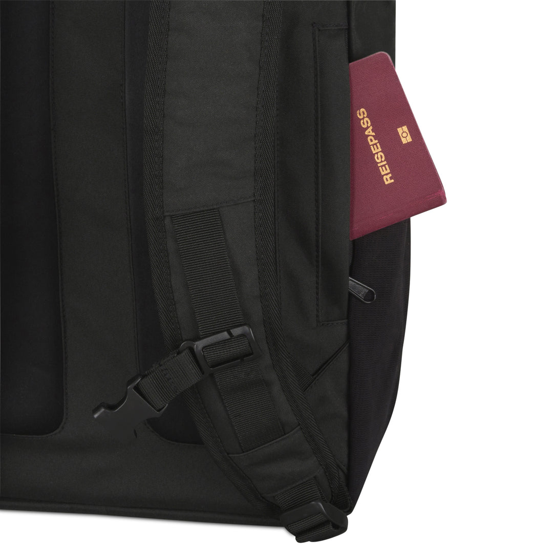 Schwarzer Rolltop Rucksack No 2 mit seitlicher Reißverschlusstasche und rotem Reisepass